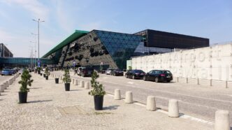 Пасажирський термінал аеропорту Краків-Балице зовні, денне світло