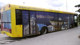 Автобус лінії "Lotnisko" курсує між вокзалом Катовіце та терміналом аеропорту Pyrzowice