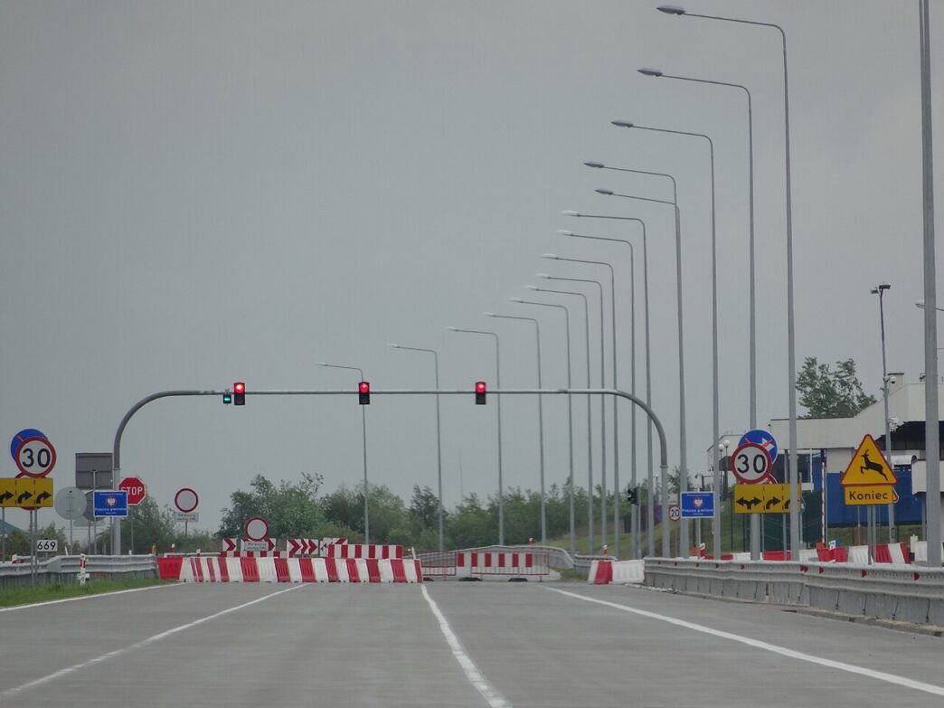 Автомобільний пункт пропуску Корчова на трасі A4 біля українсько-польського кордону: смуги руху, світлофори та дорожні знаки