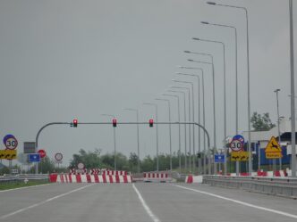 Автомобільний пункт пропуску Корчова на трасі A4 біля українсько-польського кордону: смуги руху, світлофори та дорожні знаки
