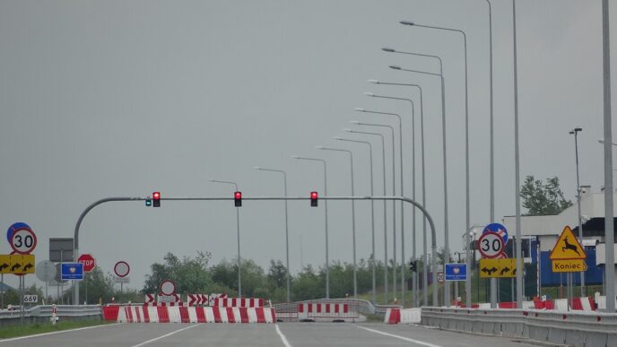 Автомобільний пункт пропуску Корчова на трасі A4 біля українсько-польського кордону: смуги руху, світлофори та дорожні знаки