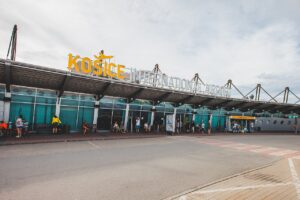 Будівля терміналу міжнародного аеропорту Кошице, пасажири біля входу