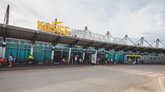 Будівля терміналу міжнародного аеропорту Кошице, пасажири біля входу