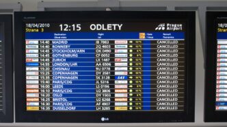 Табло вильотів аеропорту, на якому навпроти всіх рейсів у колонці приміток стоїть напис CANCELLED