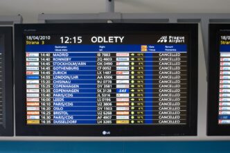 Табло вильотів аеропорту, на якому навпроти всіх рейсів у колонці приміток стоїть напис CANCELLED