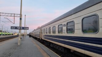 Пасажирський вагон Укрзалізниці біля першої платформи залізничної станції Хелм, денне світло